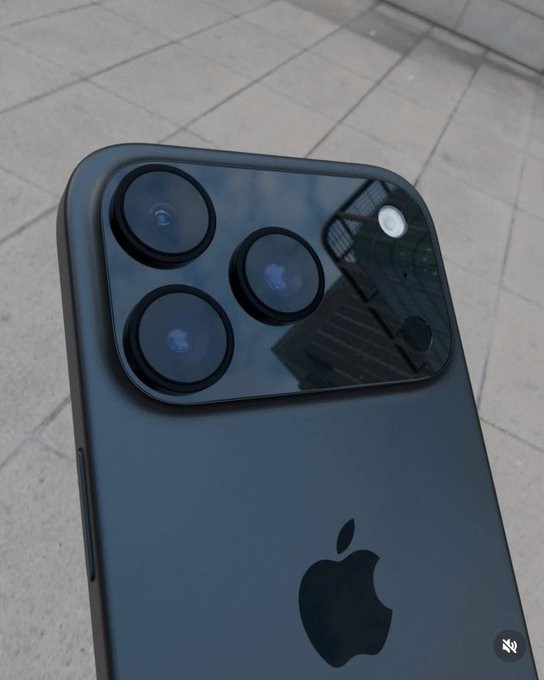 工厂泄露的实机尺寸打造的iPhone17ProMax机模已经流出。这个外观