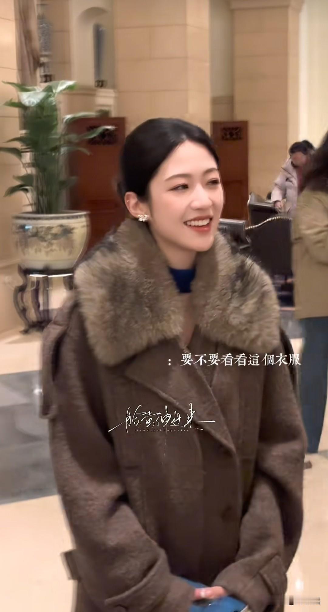 衣服说脱就脱，干脆利落，向涵之对自己的身材还真是自信，直接给后面的大哥看愣。“