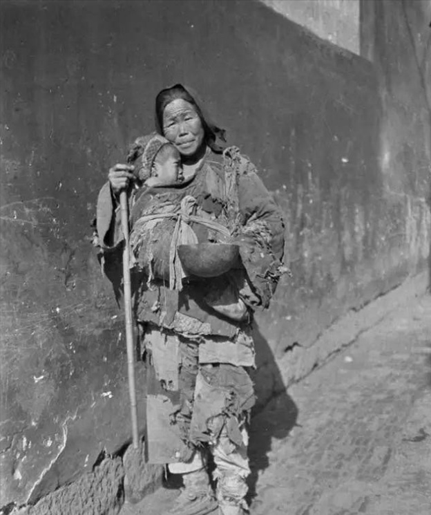 1949年，湖南平江解放后，有一个乞丐模样的妇人，径直走进了县委大院，当门口的守