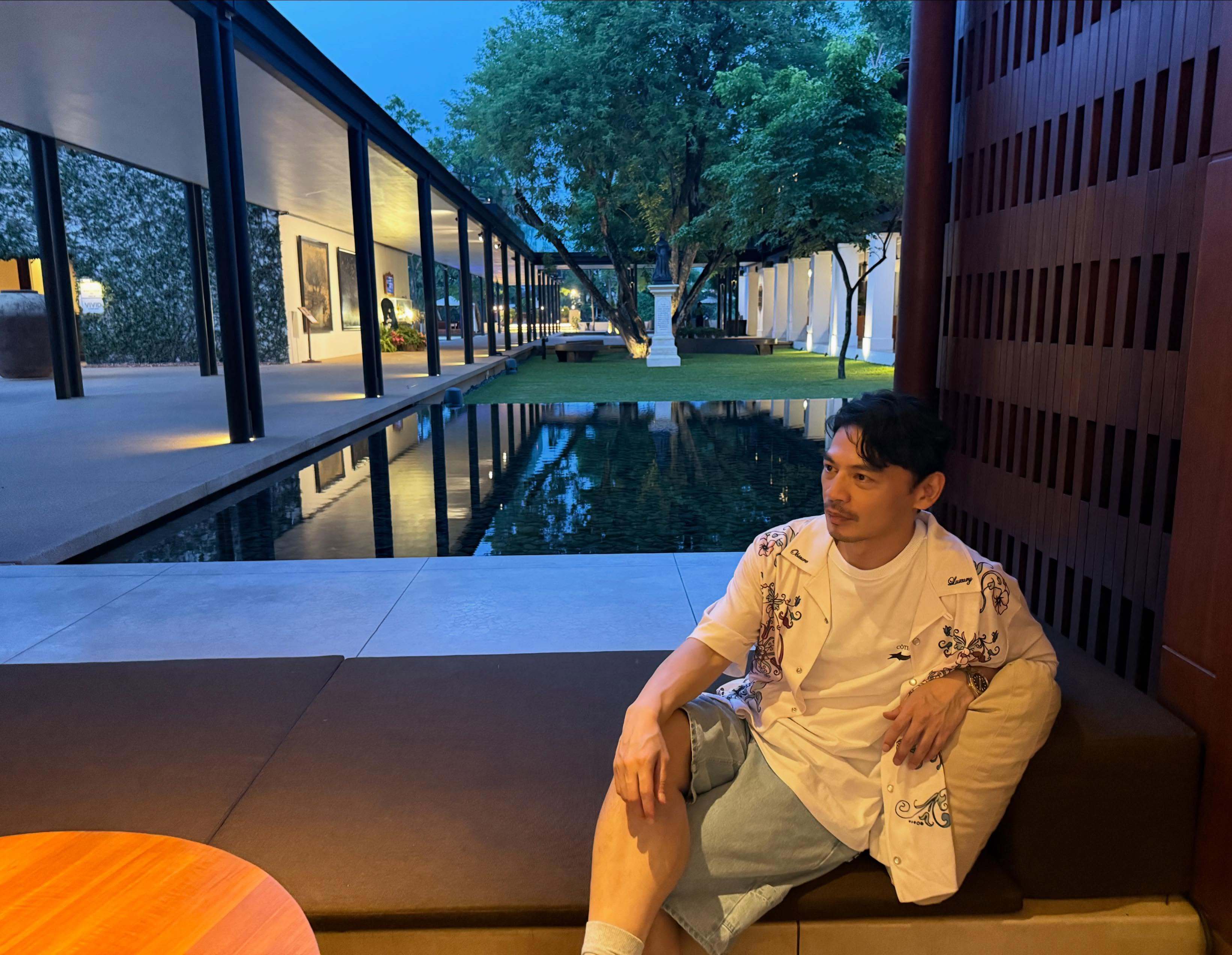 周杰伦ins：你幹嘛看鏡頭啦😂