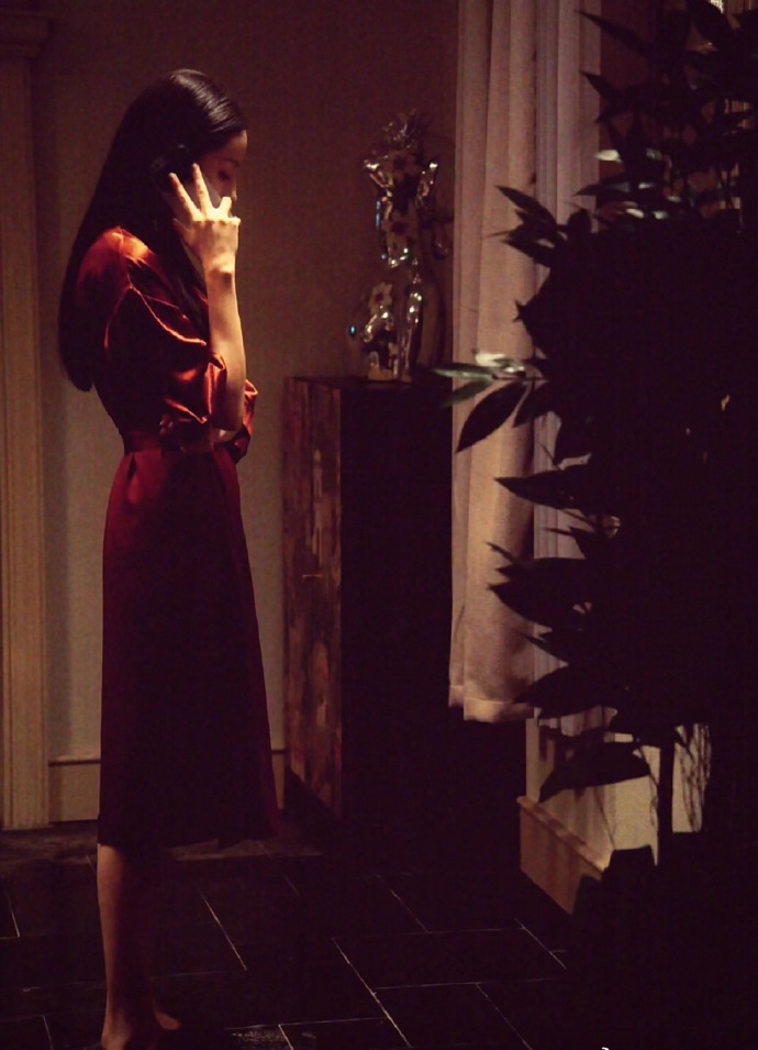 热巴甚至是平底鞋，这比例