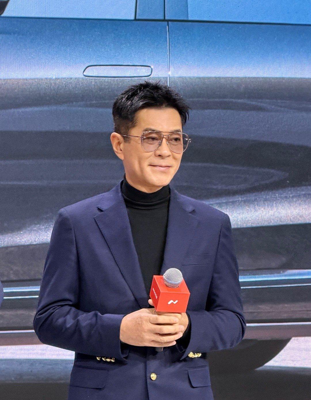 在广州车展乐道展台，古天乐黑T恤配全黑L90黑骑士，活脱脱从《寻秦记》片