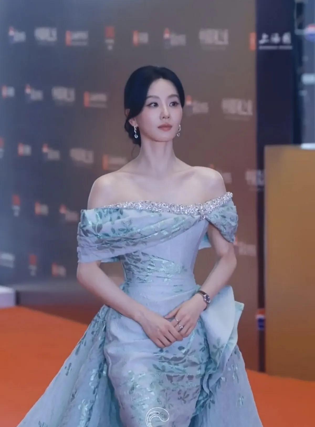 太美了，每次看诗诗走红毯着装优雅大气，都是一种享受[比心]看诗诗走红毯感觉心都静