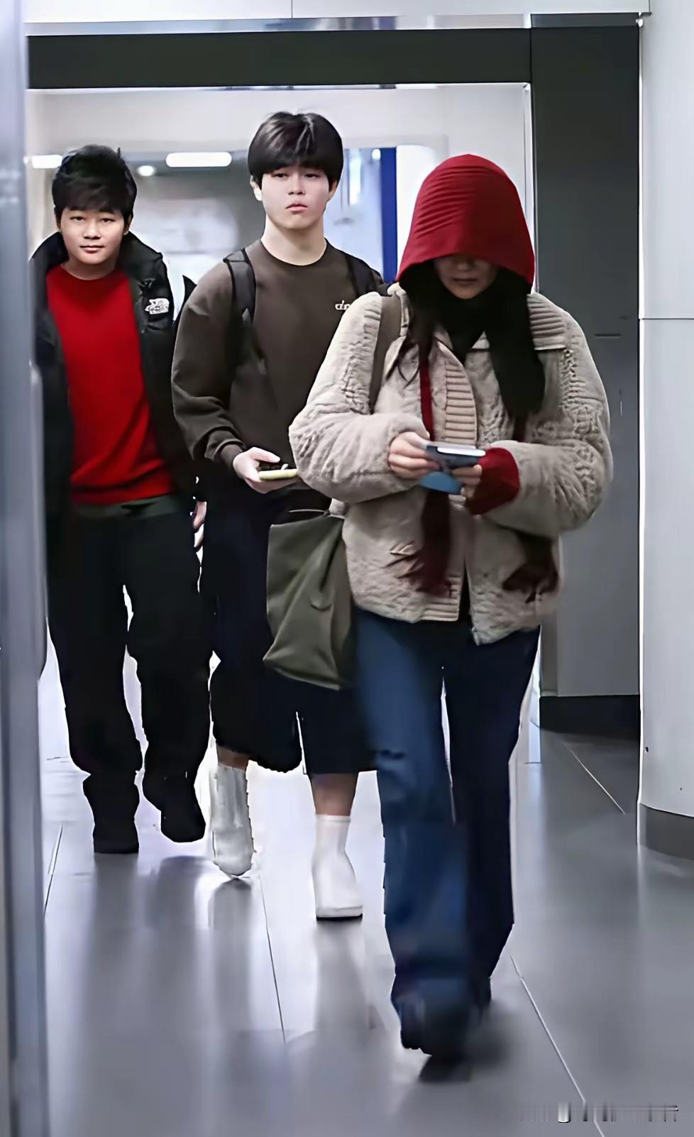 胡可真是幸福，两个大儿子比自己都要高了，沙溢努力赚钱不花心也是好老公。胡可也是