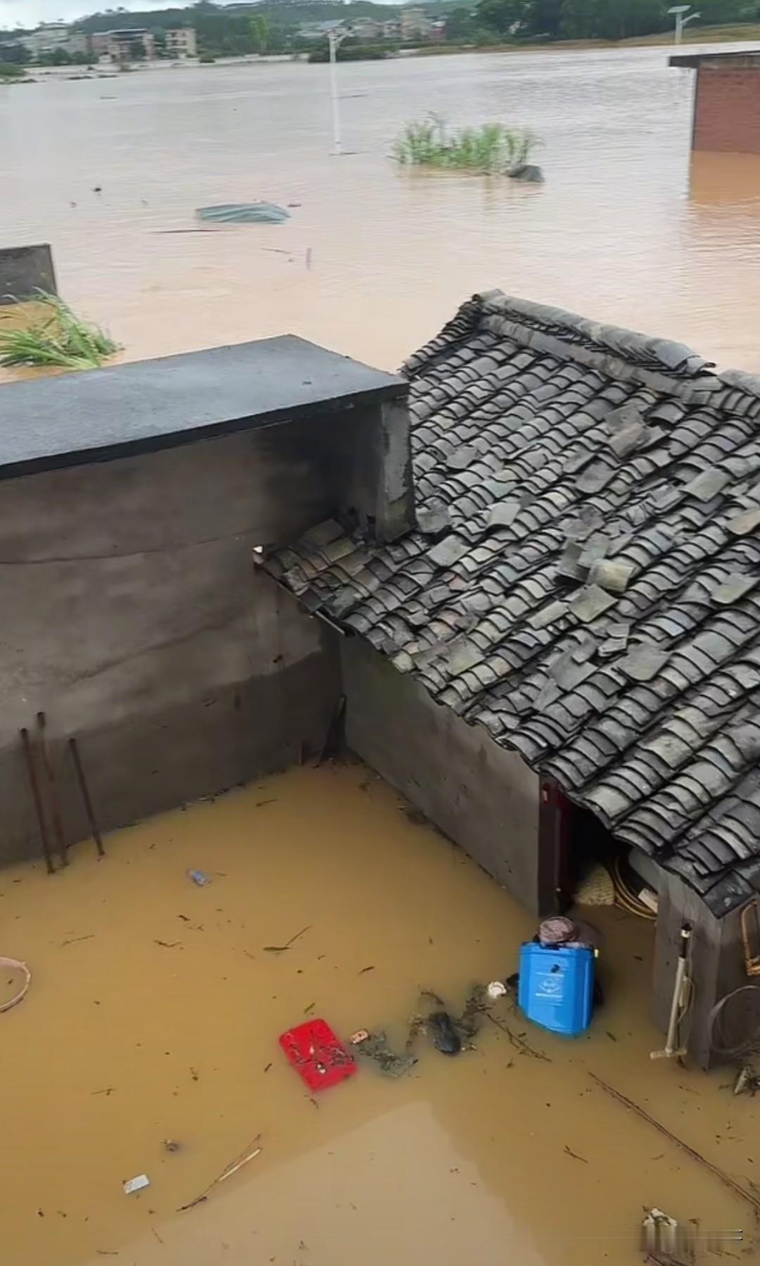 要紧哦，广西南宁横县今天下暴雨，上面水库决堤了，下面淹了几个村，现在稍微好一点，