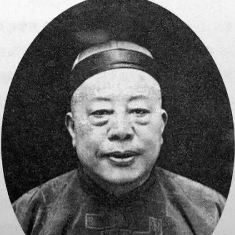 1922年，黄金荣告诉妻子林桂生：“我要娶露兰春，你交出正室之位和家里的财政大权