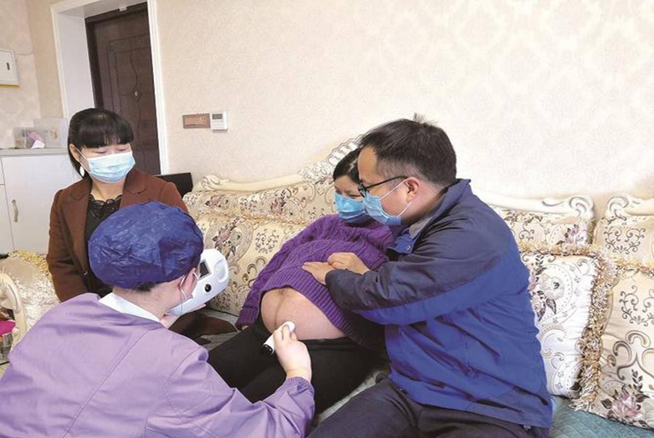 湖北，一女子怀孕8多个月去医院产检。她跟医生抱怨道：“宝宝踢我肚子可带劲了！