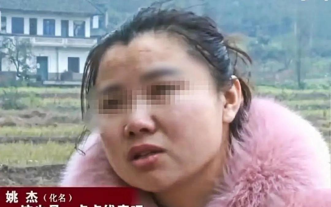 2015年，河南一女子在工厂干活时，听到同事说了一句方言，她猛地回过头，抓住同事