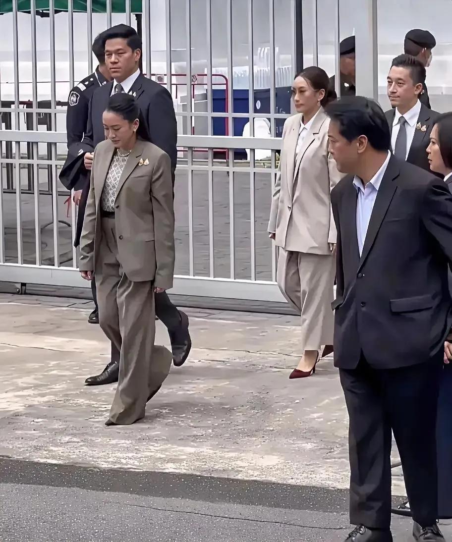 佩通坦哭了，还不得不感谢泰王，父亲他信被判刑1年，佩通坦说的这些话告诉我们