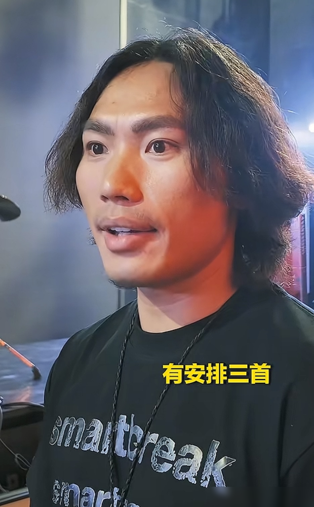 三万人的场子眼看要崩，一个吃烧烤的观众被导演一个电话拽上了台。没彩排，没提词器，手机插调音台放伴奏。