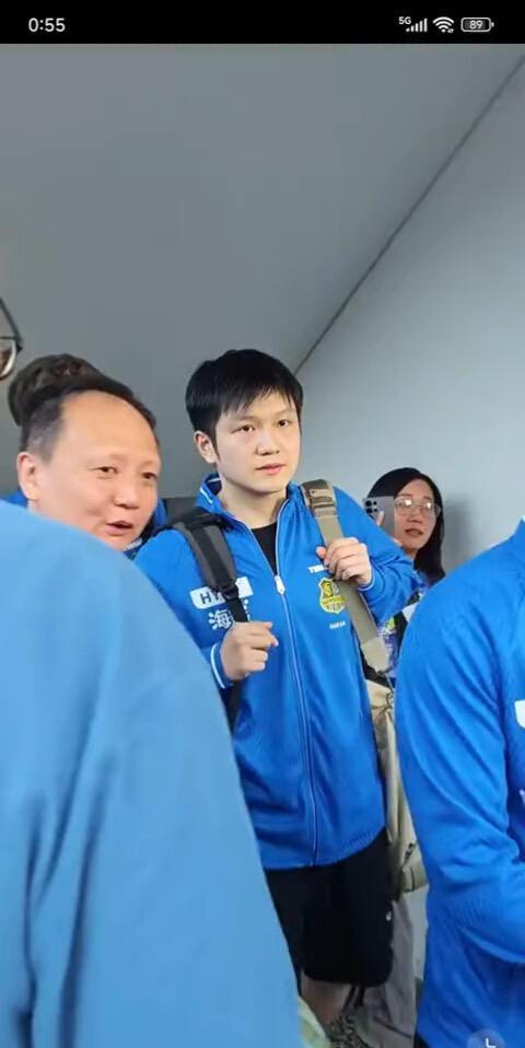 樊振东温暖的大男孩回来了，直面粉丝，打招呼互动了，超级棒小人儿，爱称！东东加油