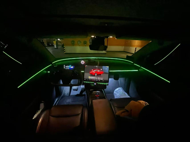 焕然一新后的特斯拉4年的老Y，更换了焕新Y的门板、增配了S3XY档杆、911座