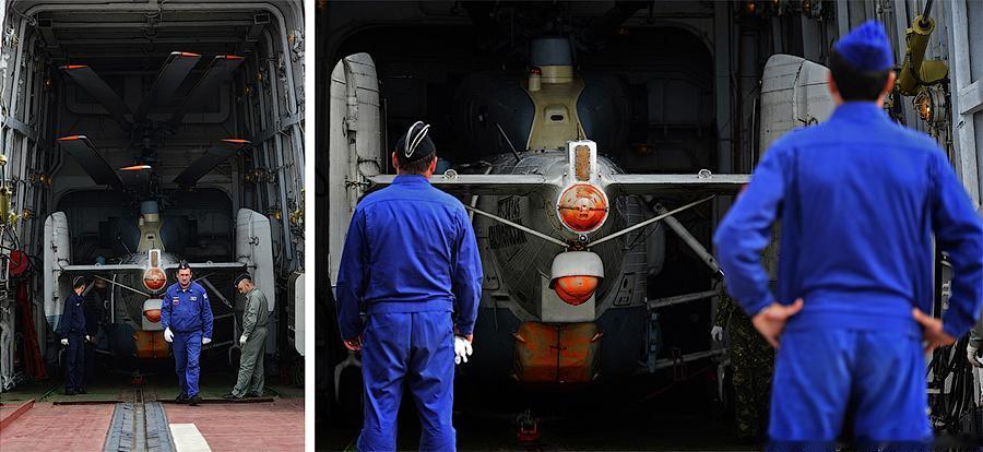 俄罗斯Ka-27PS舰载直升机从军舰机库出来