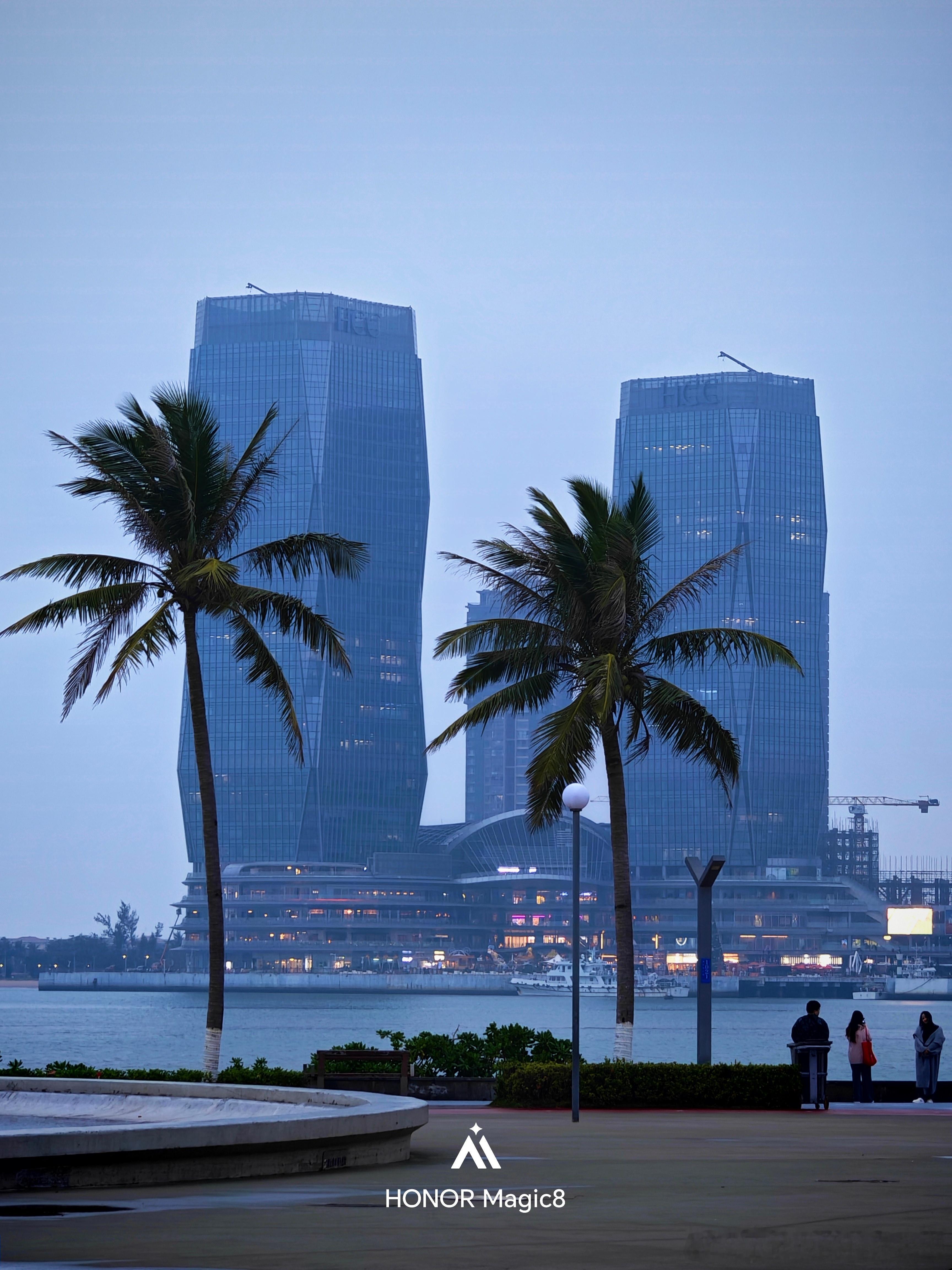 阴天，忙里偷闲又来到了海口运动图书馆，没遇上晚霞，不过夜景还是很美，分享给大家，
