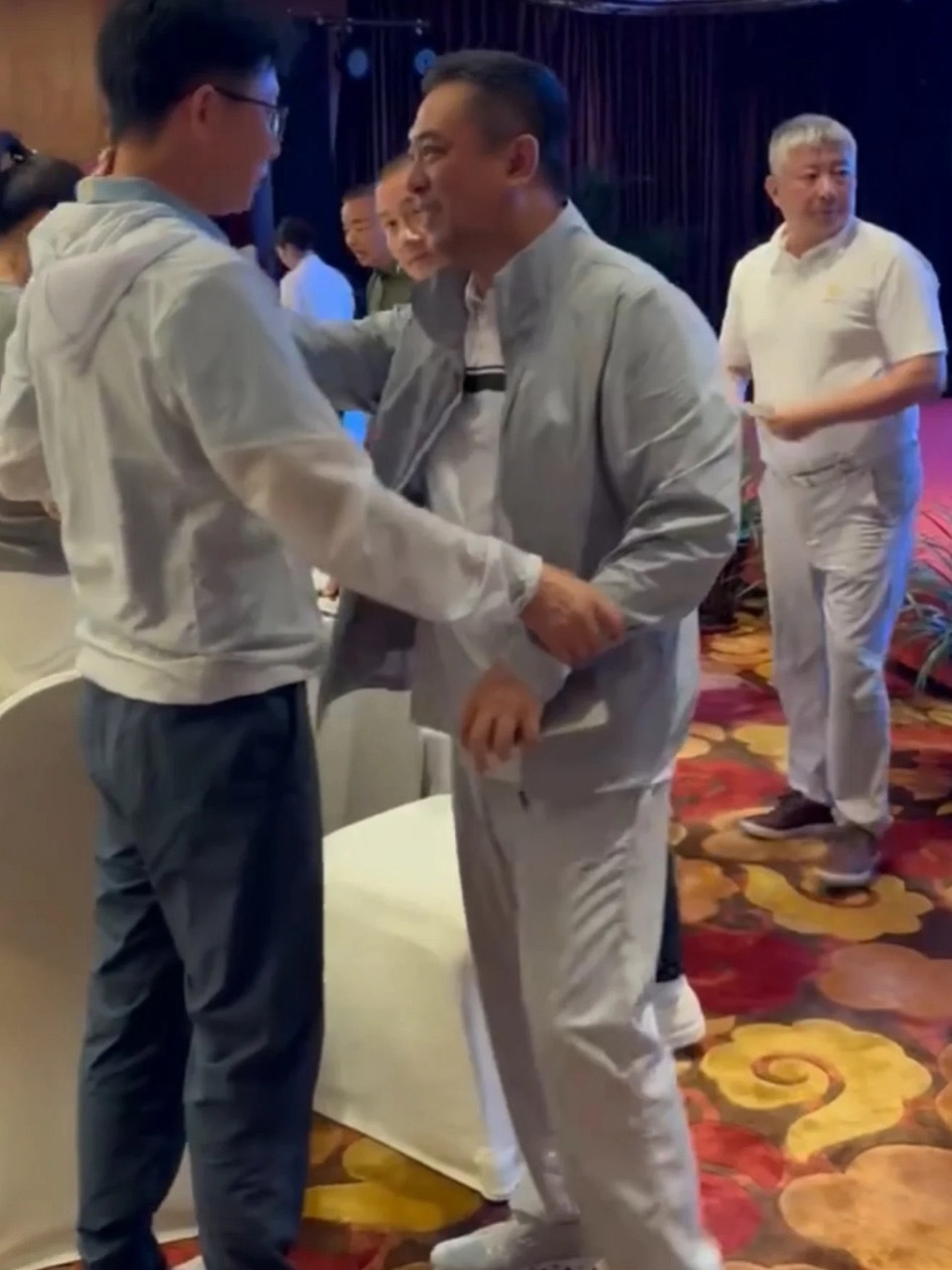 才发现！原来刘奕君和张嘉译是同班同学看了北京电影学院87级表演系的合影，有好多厉