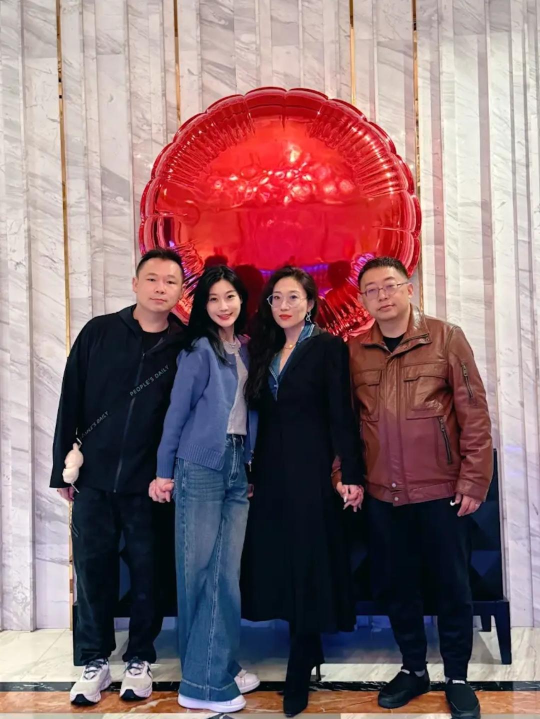 三妹的老公和沈逸的老婆原来长这样的呀！ 住在新西兰的成都妹子三妹，因为跟台湾