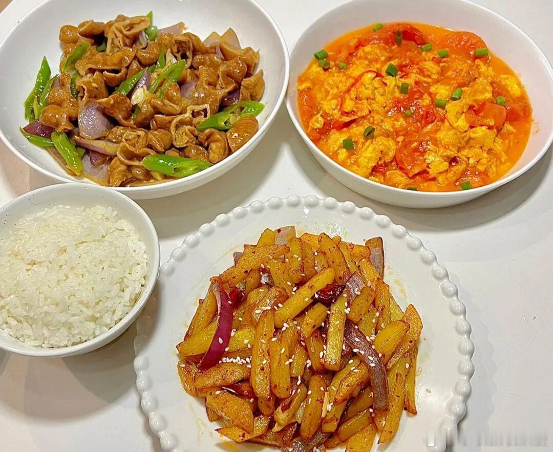 三菜一饭家常晚餐上线，荤素齐全干饭超满足。