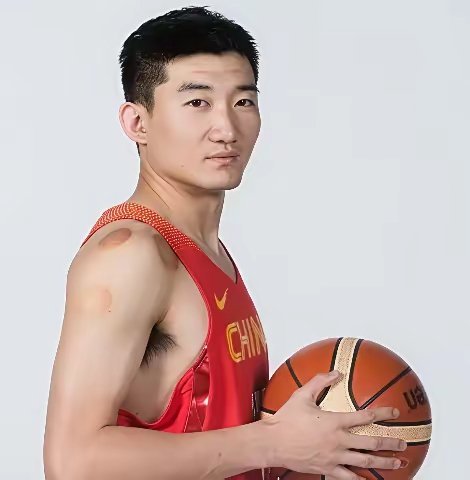 男篮组30天集训营备战日本！对韩国两场毫无胜算的惨败之后，中国男篮FIBA官方实