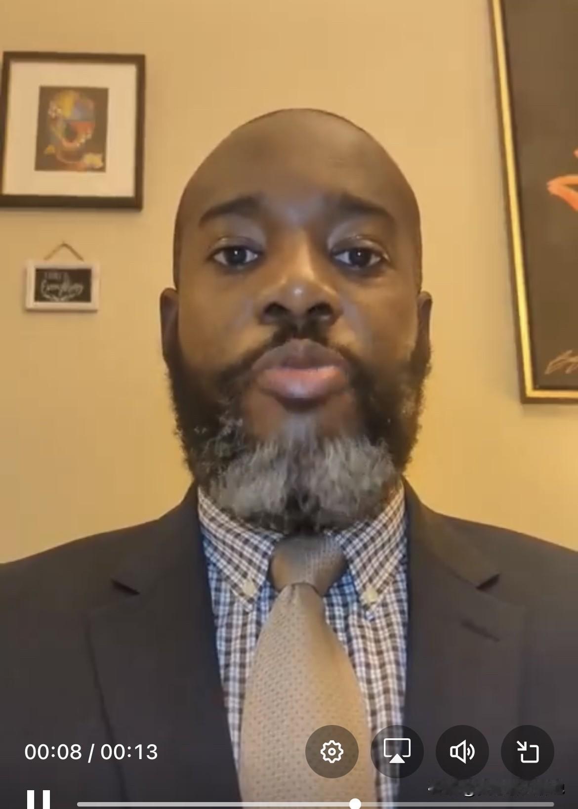 一位美国穆斯林非常生气，因为他的同事祝他圣诞快乐并送了他圣诞糖果。在他们眼里，圣