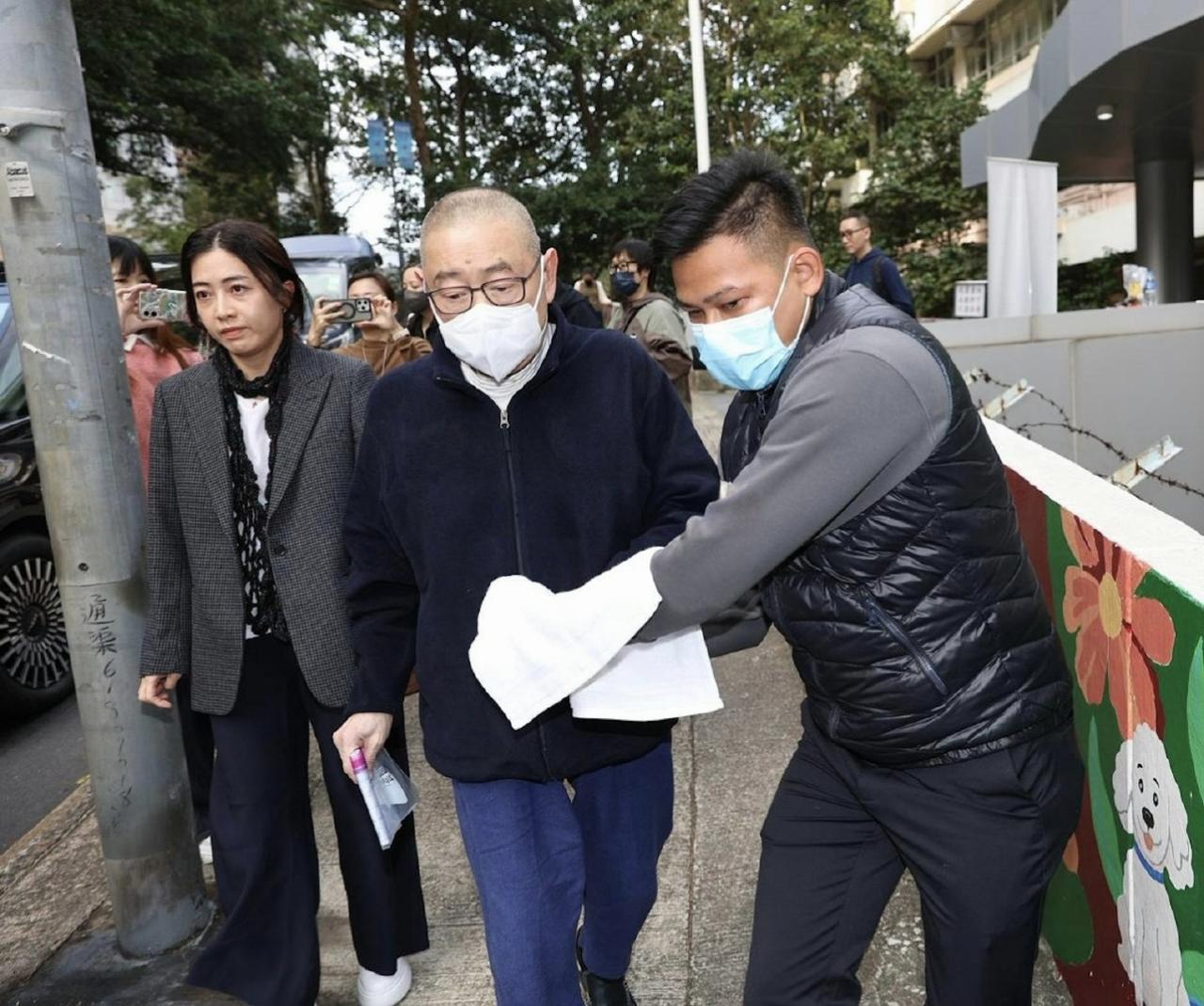 74岁刘銮雄和老婆甘比一起现身香港街头，他的状态非常不好，整个人苍老了好多，走路