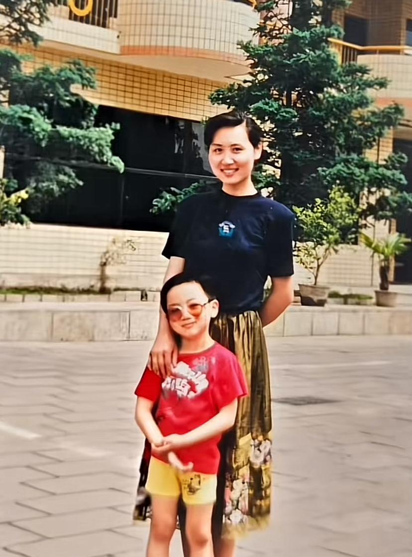 姨你好，您儿子是怎么能做到和您一样年轻的？