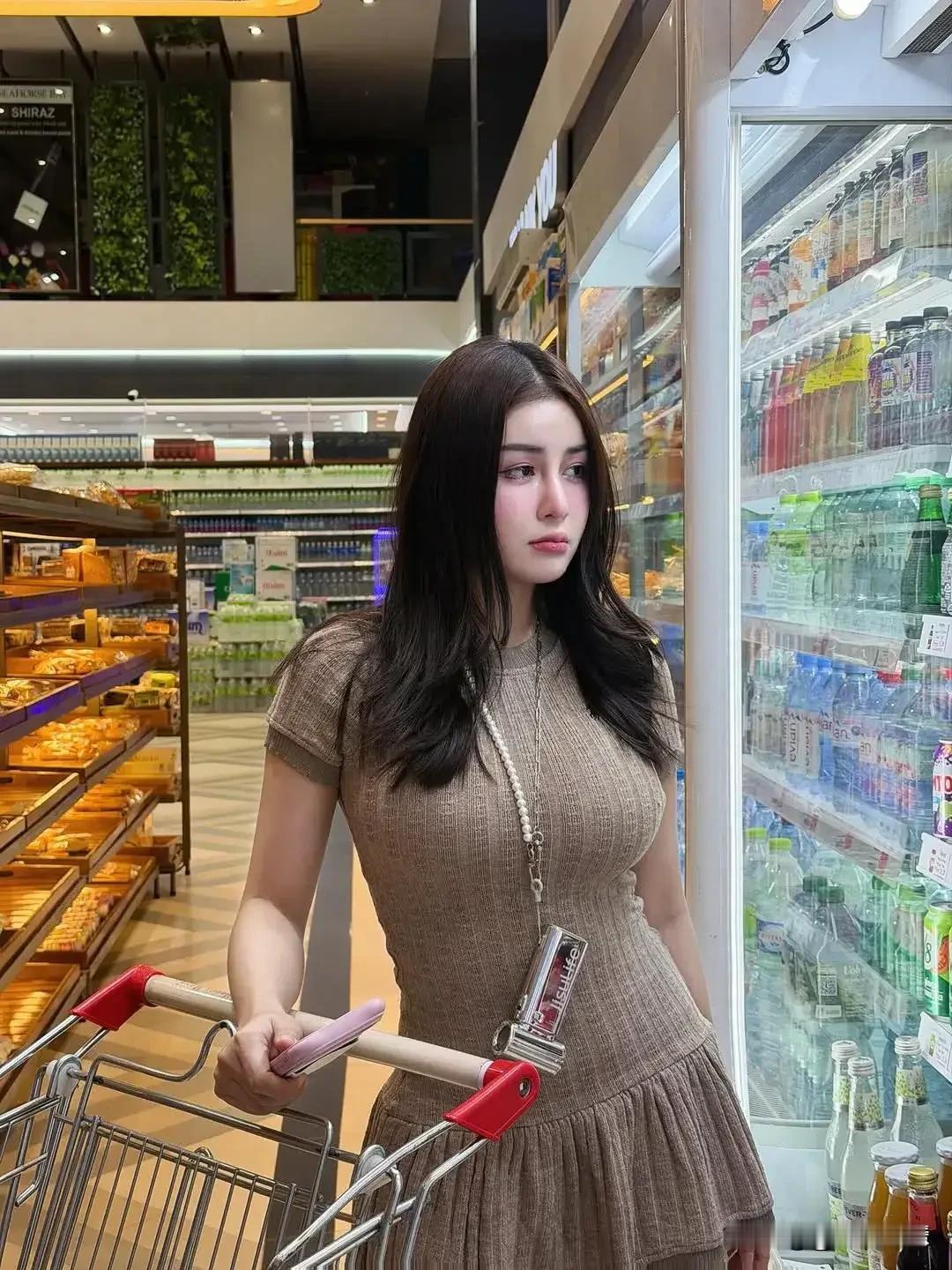 在超市里，她优雅地推着购物车，仿佛在等待什么