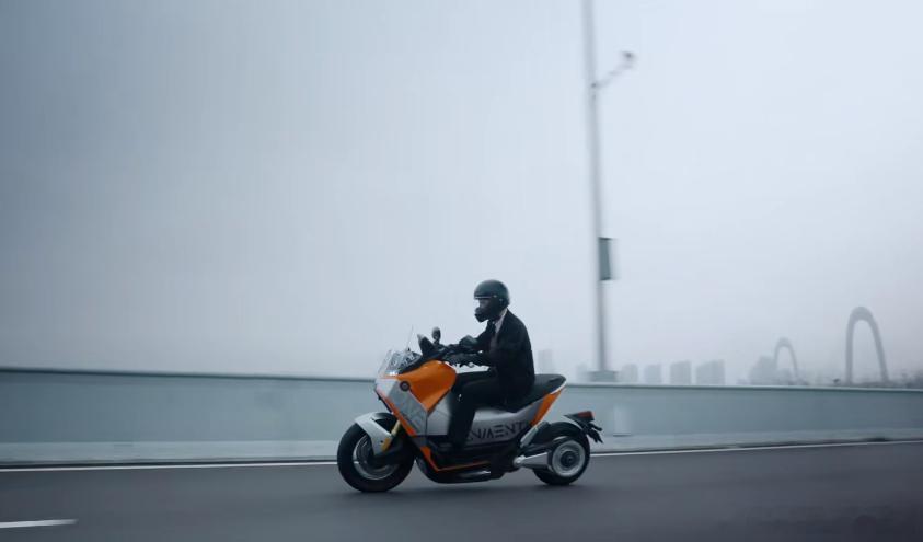 现在珠海朋友出行清一色400V高压电摩，快充方便、续航扎实，夏天骑行安静不闷汗，