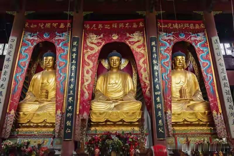 进了大殿别光磕头，先抬头看看中间那尊佛的手。他要是用指尖点着地面，那你没认错——