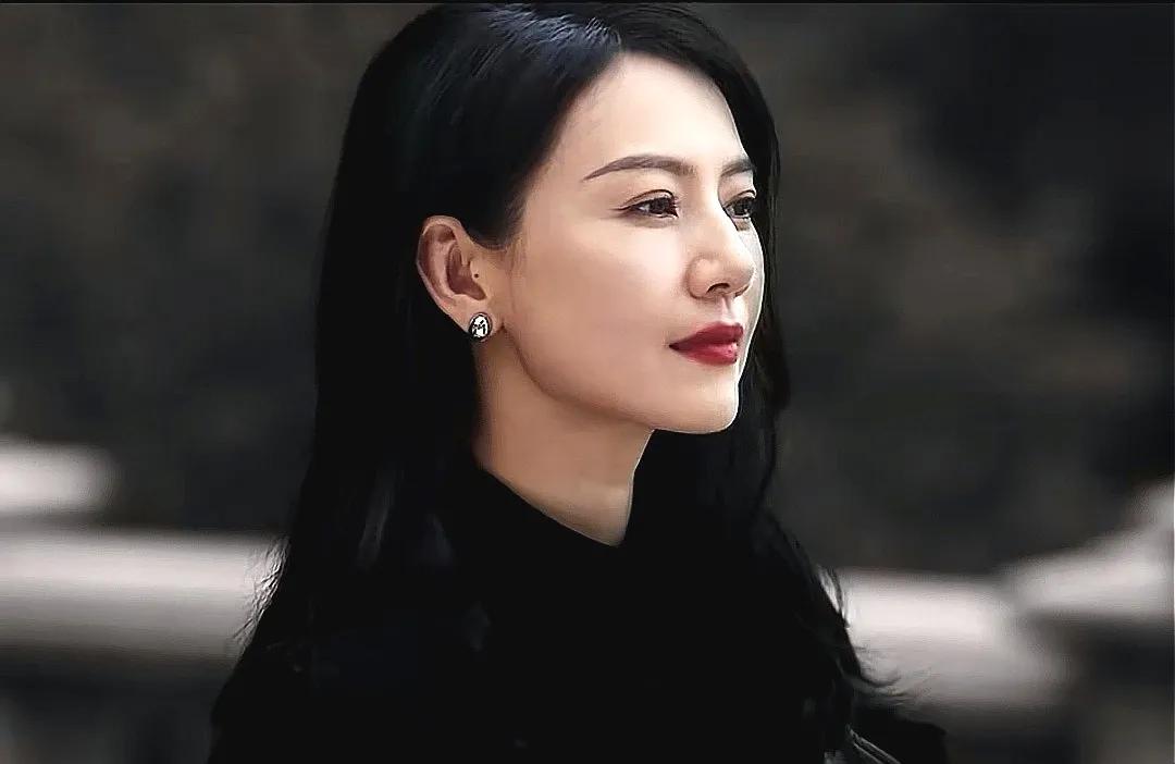 《绝密较量》赵亚苧是一个“变色龙”，三种颜色不同面目，这才是她的厉害之处。黑色