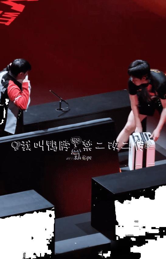 莎莎这是学聪明了，用条毛巾遮挡住和哥哥说了一句话，应该是让哥哥帮她拿瓶子。哥