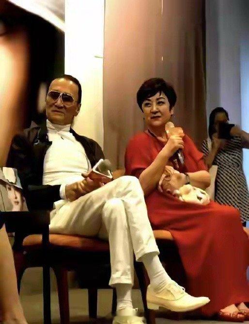前妻甄珍得知谢贤去世哭到声音沙哑港媒传来令人揪心的画面，谢贤第一任妻子甄珍正在香