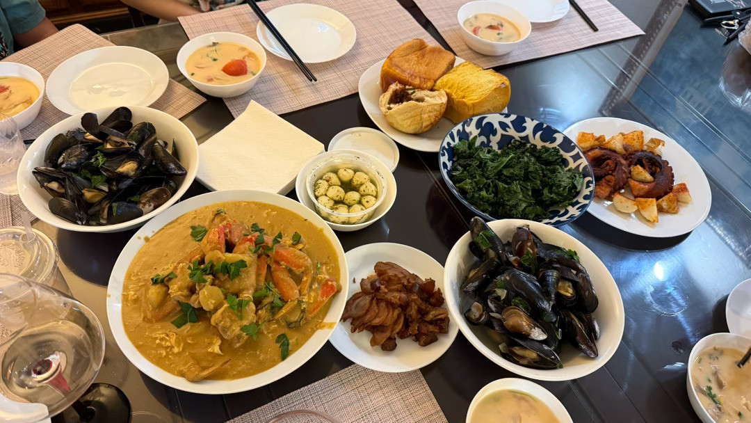 今天没有出去吃饭，我做的晚饭，西班牙章鱼腿，冬阴功汤，泰式咖喱蟹，白葡萄酒青口贝