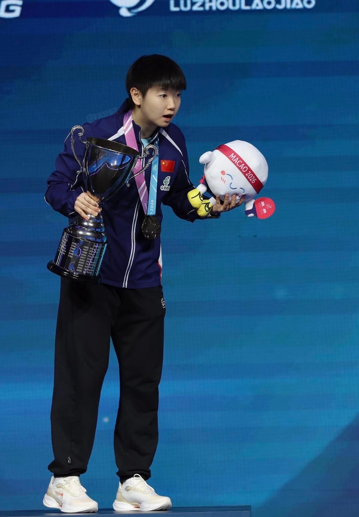 澳门世界杯决赛的最后一拍落地，孙颖莎趴在球台上大口喘气，汗水浸透的球衣贴在背上。