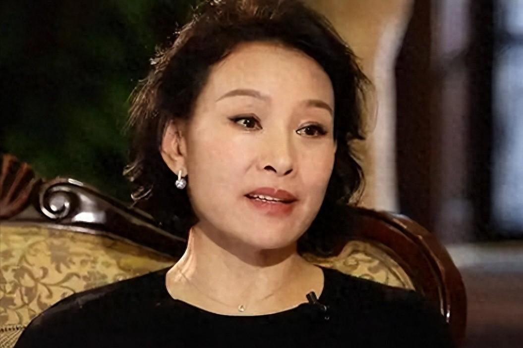 陈冲加入美国国籍定居海外四十余年，晚年却回国养老，事实她证明了与之同期爆红的刘晓
