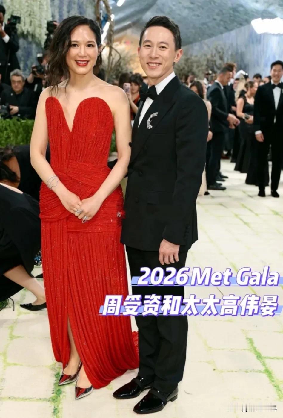 周受资夫妇受邀请，现身一年一度的MetGala慈善舞会上，夫妻俩真的越来越有