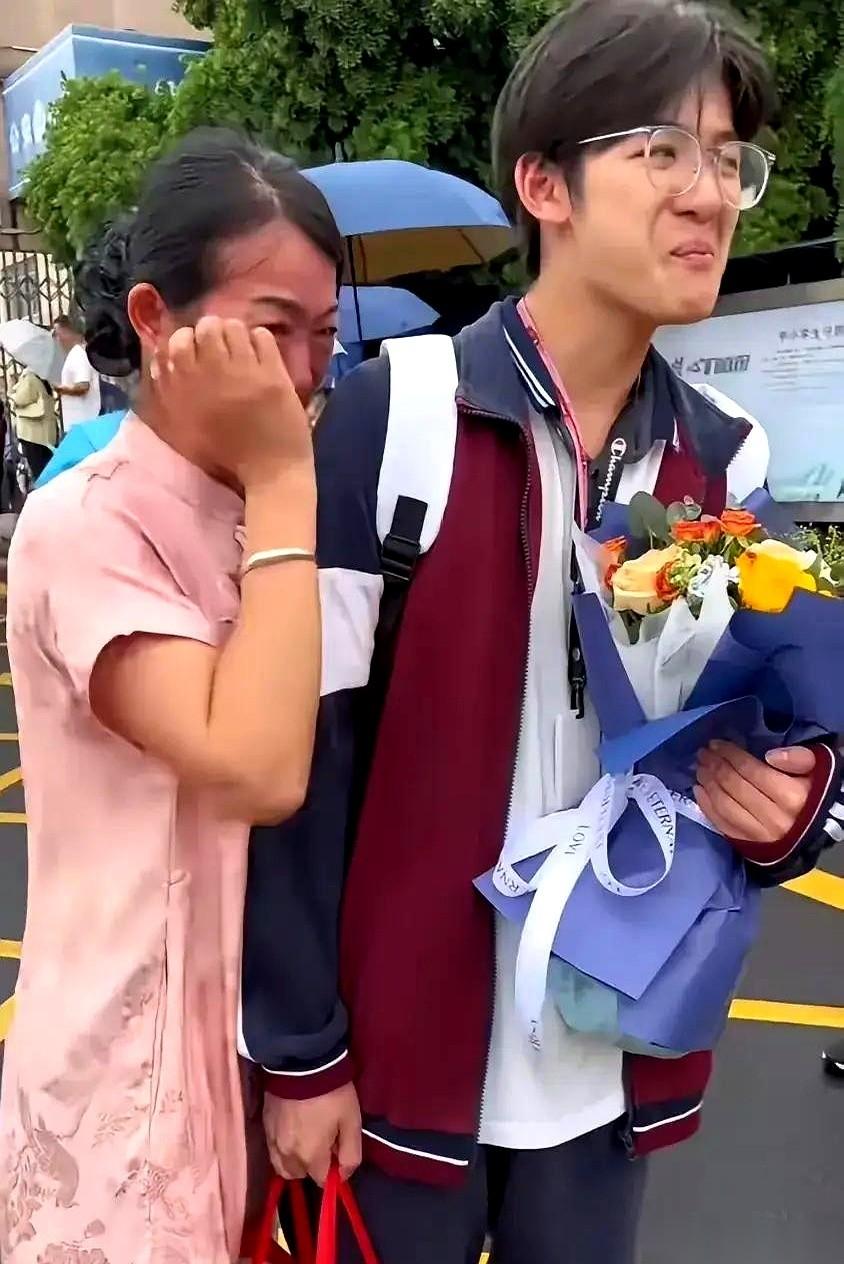 716分，清华大学。谁敢信，这牛逼闪闪的成绩背后，站着个连初中都没上过的农村妇