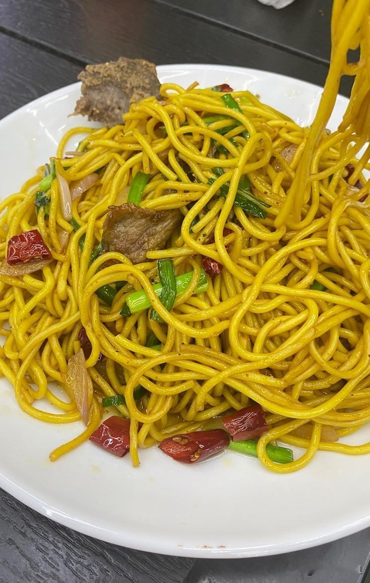 这几天新疆民族朋友们过节，好多饭馆店铺都关门啦，吃个拌面都不太容易。突然发