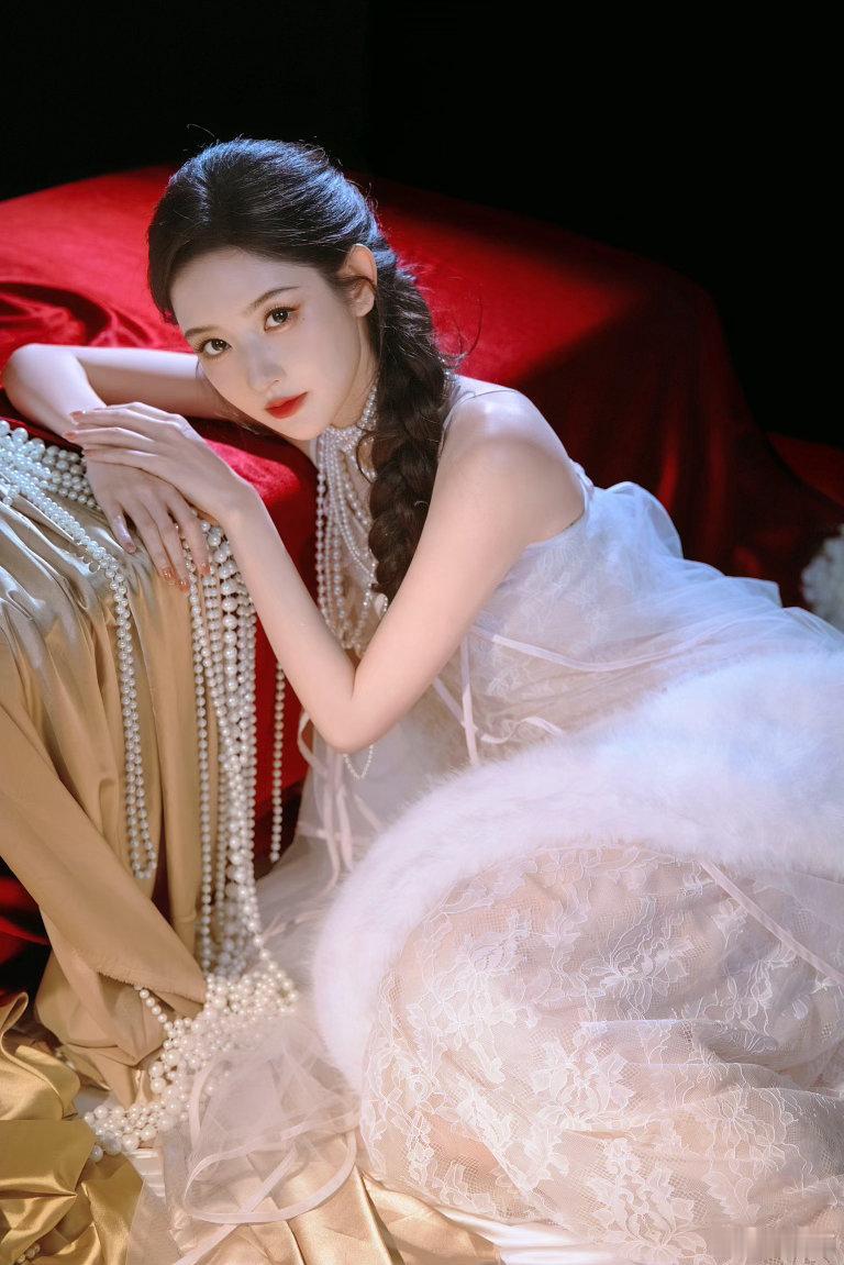 王玉雯这个发型和妆造都非常的完美