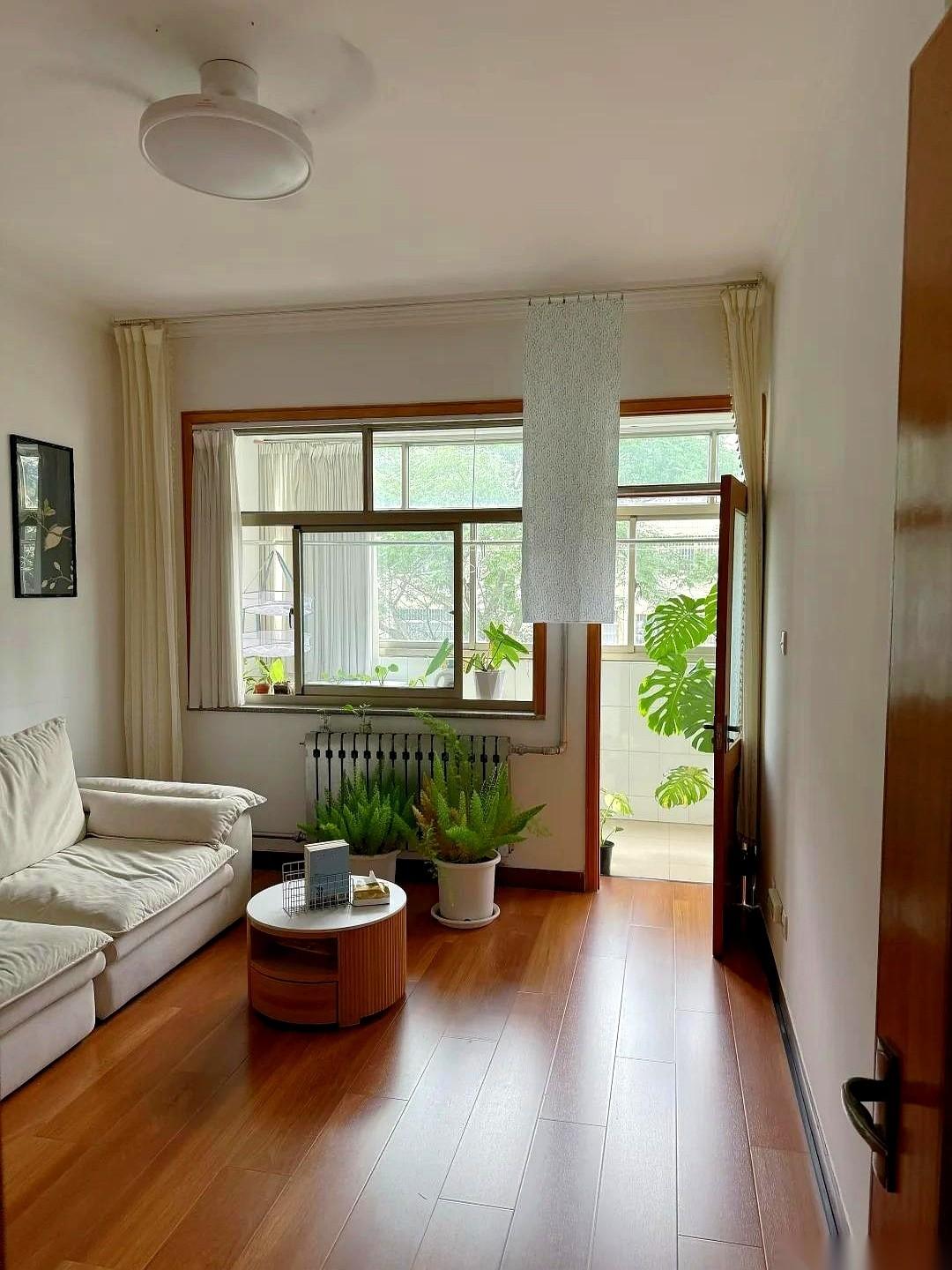 山东一个小县城，一个哥们花了四十多万，拿下一套156平的房子。房龄20年，朋友