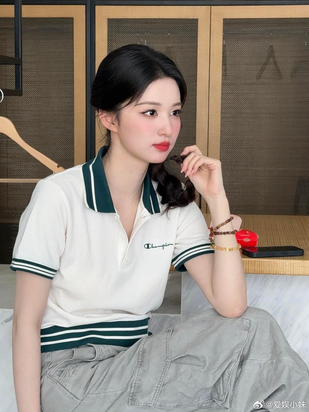 王楚然太适合麻花辫啦！妆造也超级漂亮，多多尝试漂亮发型呀。​​​