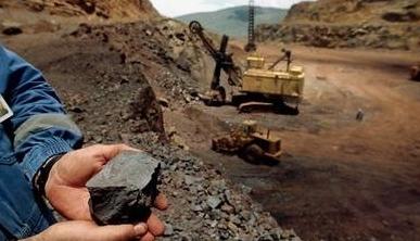 澳大利亚的铁矿从本质上看，压根不算“矿”，更像是一块天然铁疙瘩，只不过外面氧化生