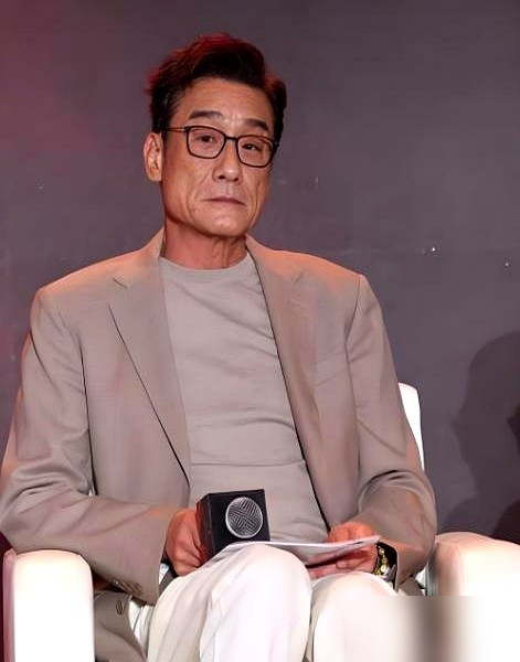 68岁梁家辉说自己绝不躺平，还得赚。话听着像喊口号，背后是真摔过。当年被封杀没戏拍，他跑去铜锣湾摆地