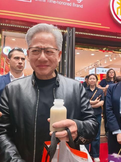 黄仁勋喝豆汁儿直皱眉我和黄仁勋唯一的相同点是都喝不惯这玩意