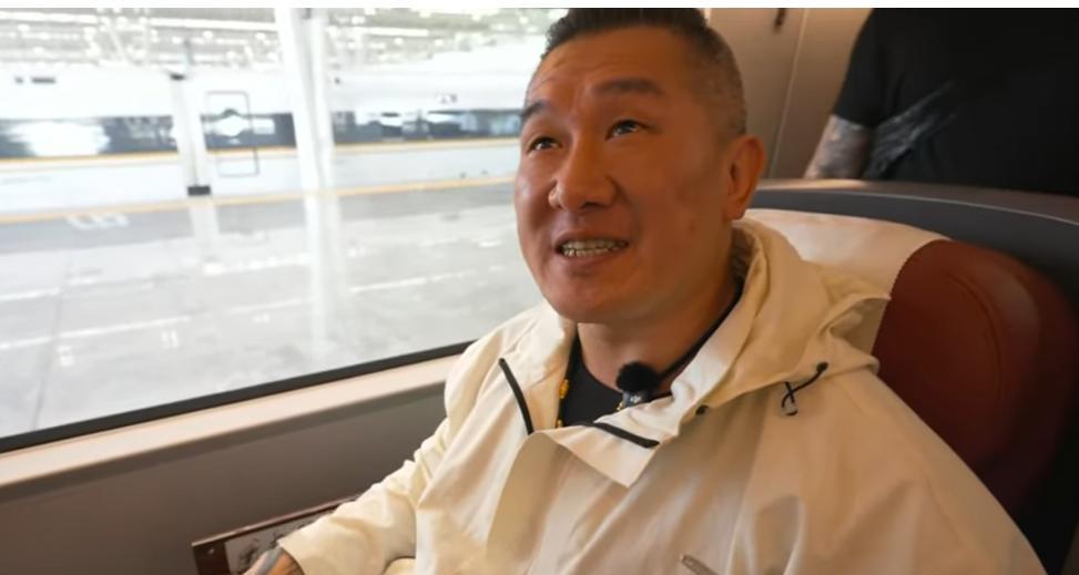馆长：“大陆高铁靠背是临时装的”馆长今早（14日）乘坐上海—杭州的高铁，一上车