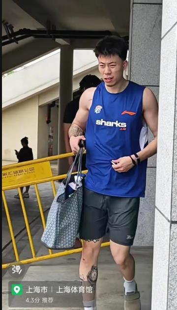 张镇麟在上海热的受不了，出了训练馆面对扑脸的热浪张镇麟第一次体验了上海天气的闷热
