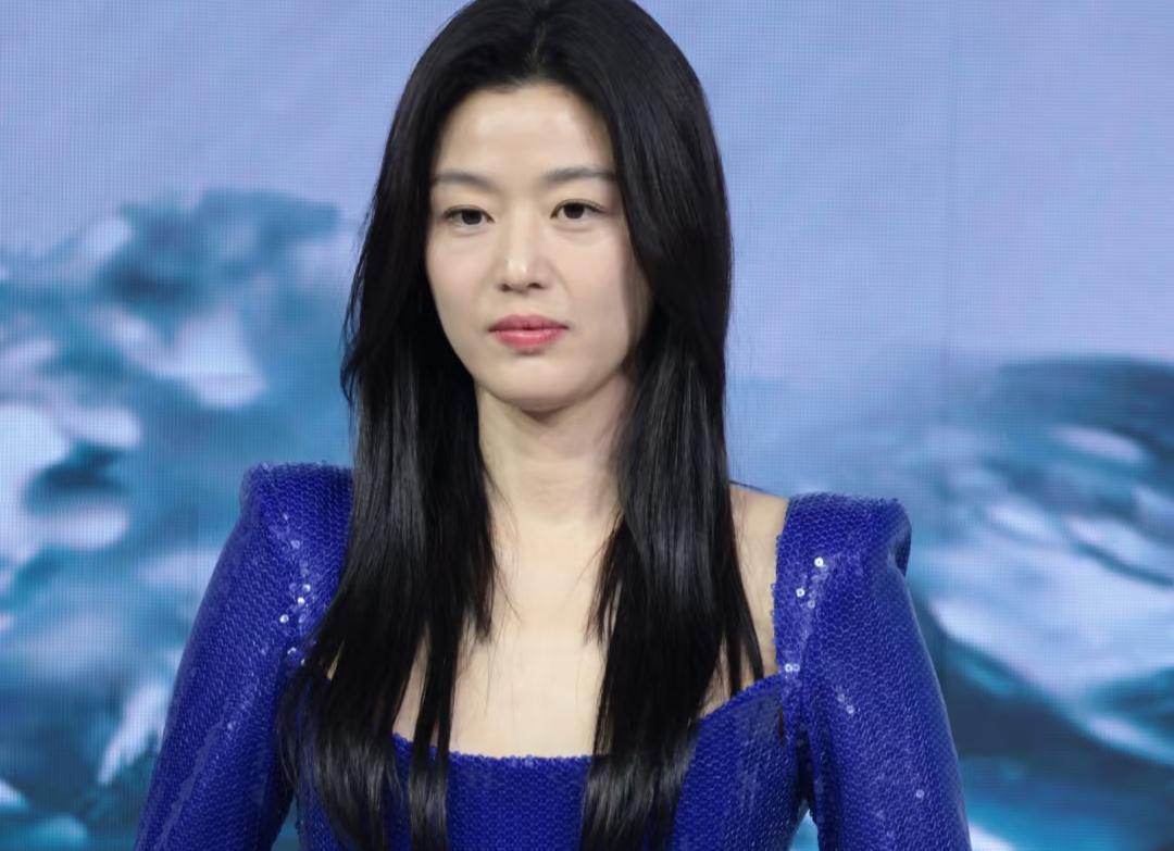 全智贤并不是真正的韩国人，而是移民过去的，原名王智贤，父亲是中国人，祖籍山东。但