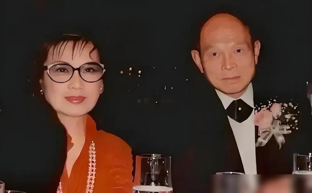 冯坚妮走了，91岁，在自家床上闭的眼。港媒说她是霍英东的二房，可族谱里几十年没她