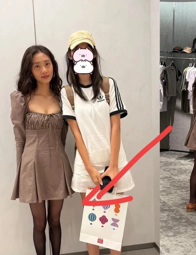 素人晒和黄多多合影真的狠狠“打脸”了黄磊明明都是十几岁的年纪，一个青春洋溢，