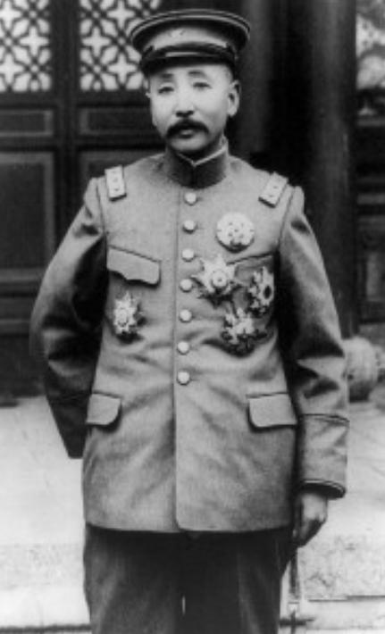 1906年，31岁的张作霖强势娶了18岁的许澍旸。大婚当夜，张作霖搂着许澍旸纤细