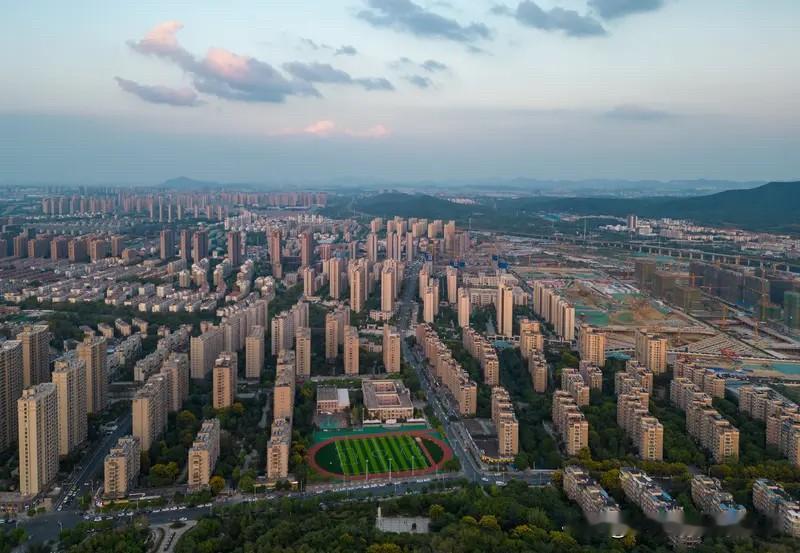 南京楼市这一波郊区房价下跌的还是太厉害了。就像南京楼市的六合区，从2021年1